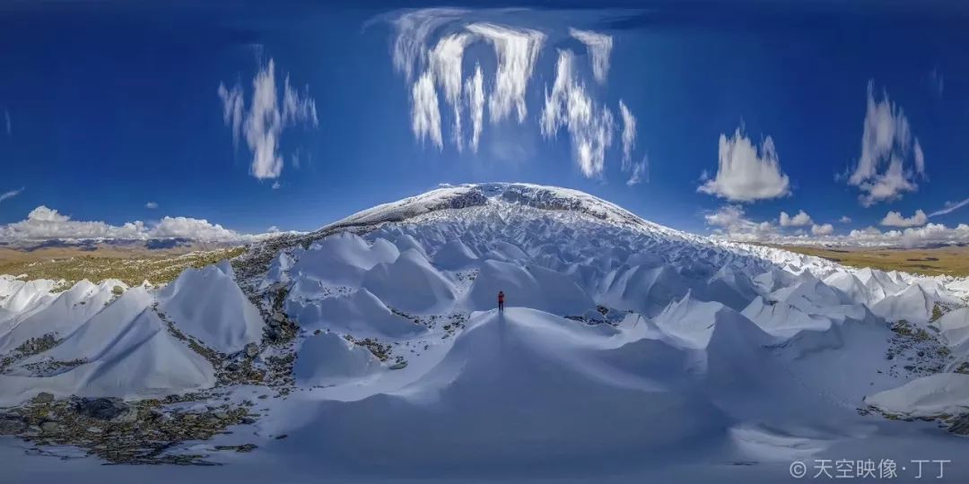 慕士塔格山体巨大,风光壮美,它以高大的身躯,巍然屹立在帕米尔高原上