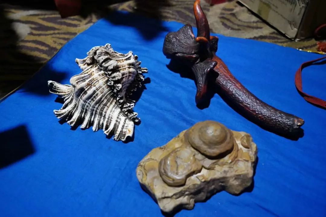 如今新冷古寺已修建完善,而"格聂三宝"也被安放在这里.